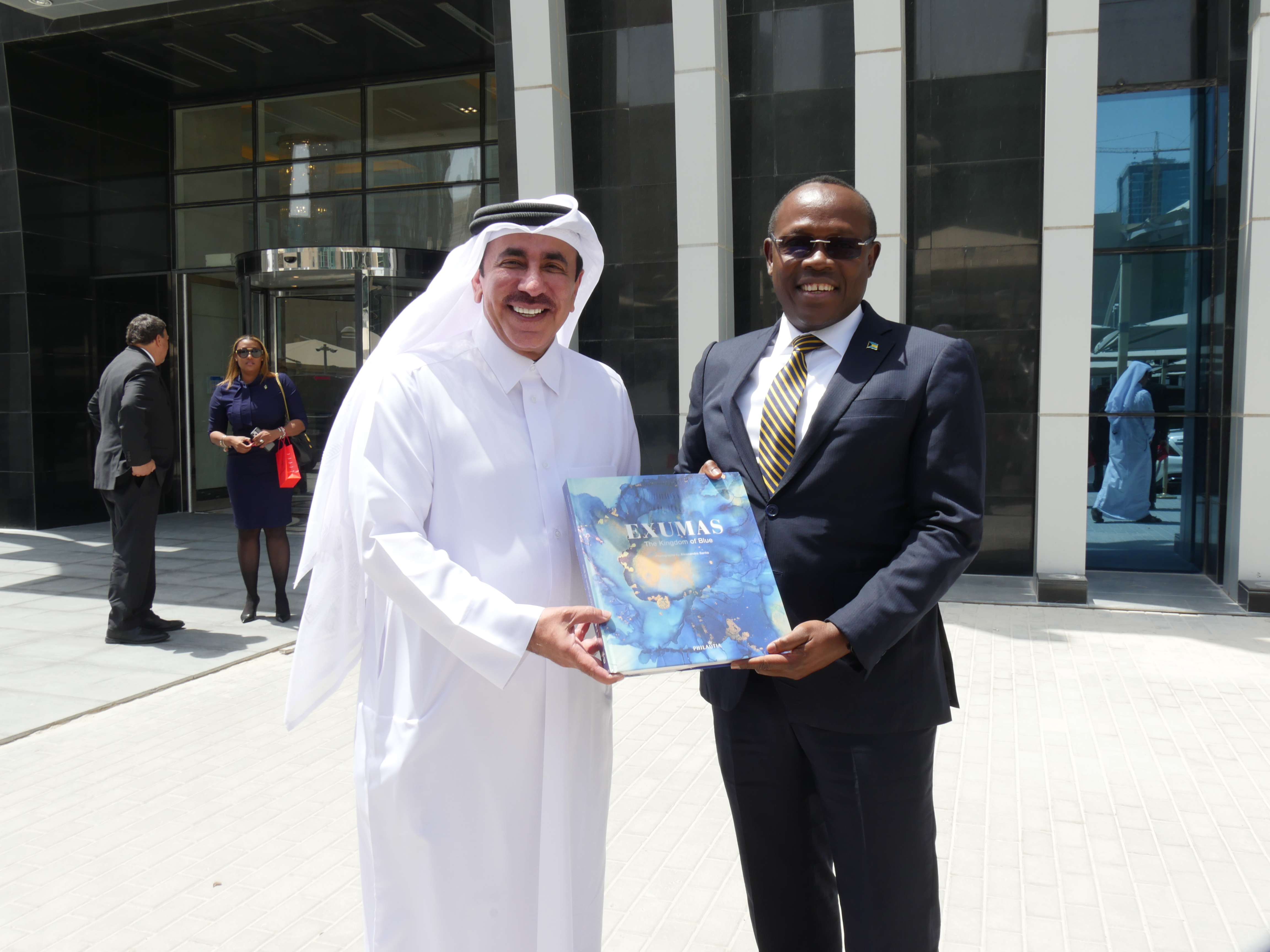 2dpm presents a gift to qatar minister of transport
